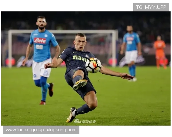 米兰前场高压逼抢制造对手失误