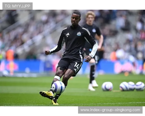 利物浦伊萨克禁区背身转身抽射完成个人英超代表作 利物浦伊萨克禁区背身转身抽射完成个人英超代表作