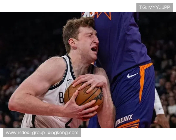 篮网队在艰难赛季中奋勇拼搏，篮网队篮球