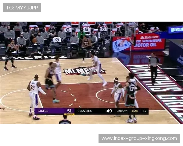 篮网防守收缩后迅速反击得手